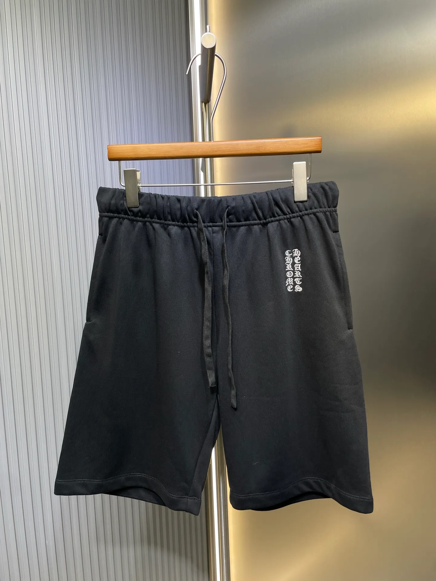 🅿️310 come hearts 🌟【Top replica】24ss white Sanskrit letter embroidered shorts The fabric is made of 320g heavyweight fish scale cotton. The high-density fish scale texture creates a three-dimensional sculpture. It is thick and crisp but retains the natural breathability of cotton. It is not sweaty in summer and will not deform easily after long-term wear. It subverts your stereotype of heavy shorts. Sanskrit embroidery, imported multi-head embroidery machine precision routing, ultra-fine embroidery thread restores Sanskrit lines, three-dimensional relief texture visible to the naked eye, dark street style superimposed with spiritual symbols size: s-l